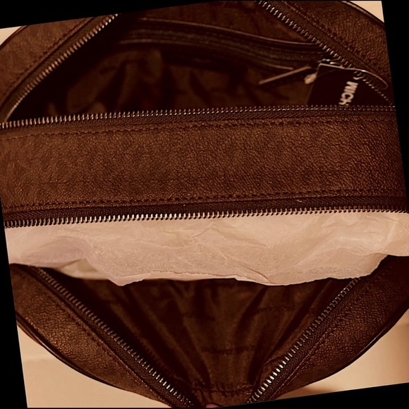 New Michael Kors Bag /Toiletry Bag. - Picture 3 of 5